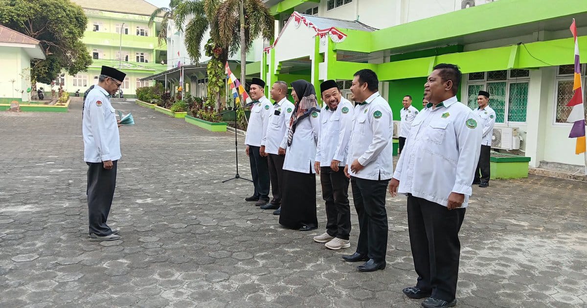 IAIN Ternate Serahkan SK Kenaikan Pangkat 11 ASN saat Apel Pagi