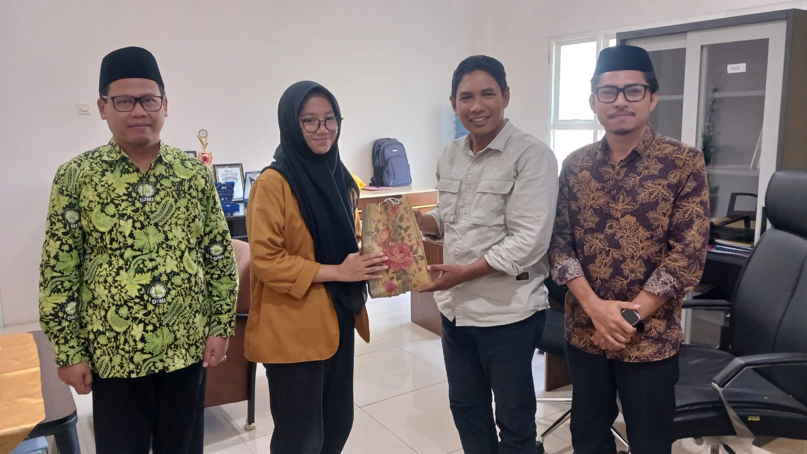 Akhiri Masa Magang di FEBI IAIN Ternate, Mahasiswa GSI Ternate Dapat Box Surprise