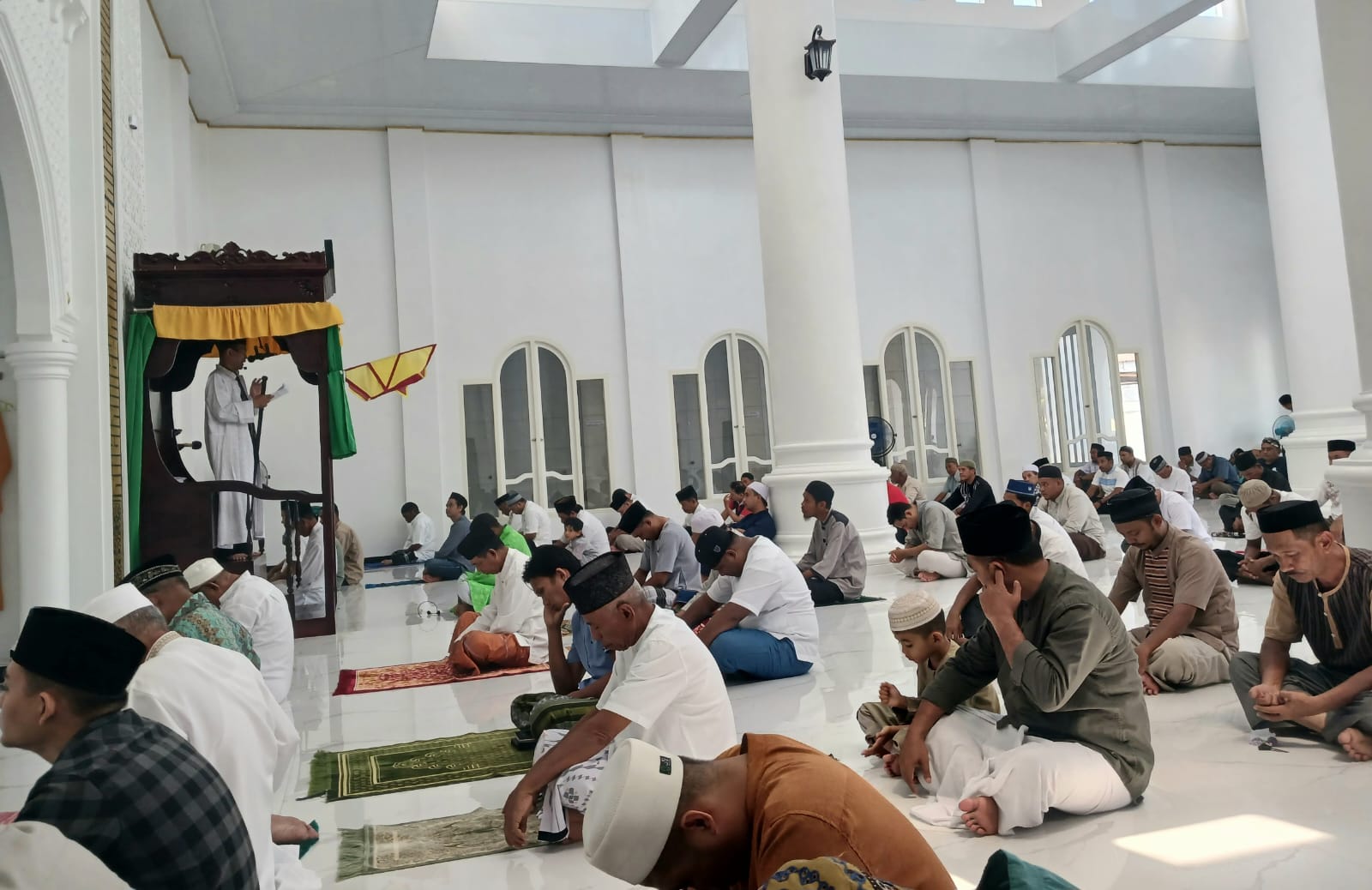 Khutbah Jum’at di Masjid Hidayah Hale Sigi Ternate, Dosen IAIN Ternate Sampaikan Pesan Soal Meneladani Akhlak Rasulullah