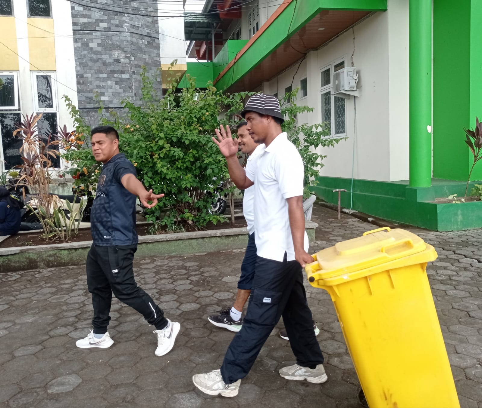 Semarak Hari Santri, Sivitas Akademika IAIN Ternate Gelar Kerja Bakti Bersihkan Kampus dan Wujudkan Prinsip Ekoteologi